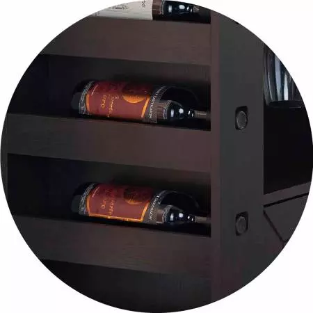 يمكن وضع زجاجات النبيذ في أماكن متعددة.